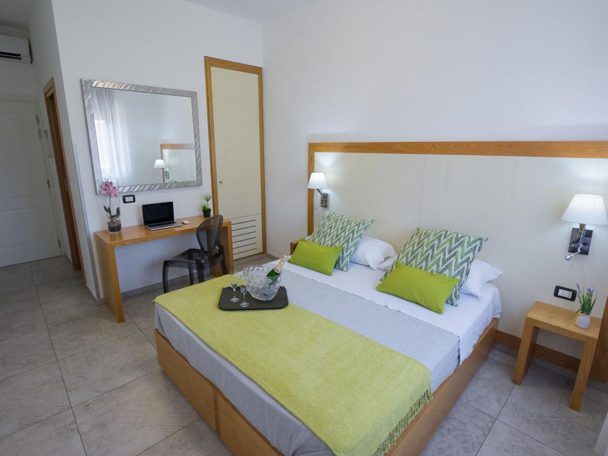 Standard Queen Room - Non-Smoking,1739453224:JPEG